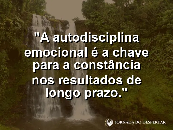 Relógio e agenda organizados sobre mesa com frase sobre autodisciplina e resultados.