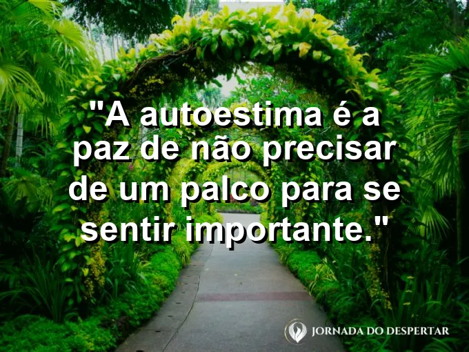 Alguém caminhando feliz em uma floresta sem ninguém por perto.
