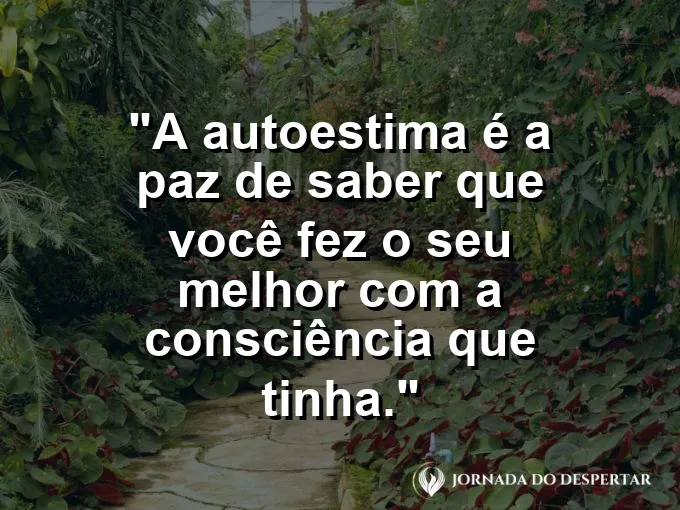 Folha seca flutuando suavemente sobre as águas de um rio calmo.