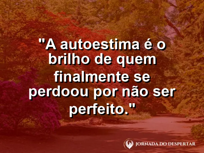 Close de um rosto sorrindo com marcas de expressão e luz solar.