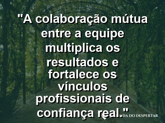 Mãos de diversas pessoas unindo-se para sustentar um projeto comum sobre uma mesa de madeira clara e rústica.