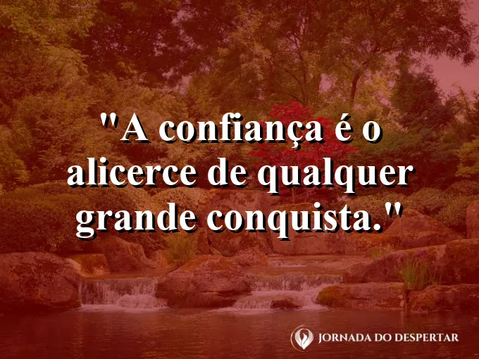 Pessoa de braços abertos em cima de uma rocha alta.