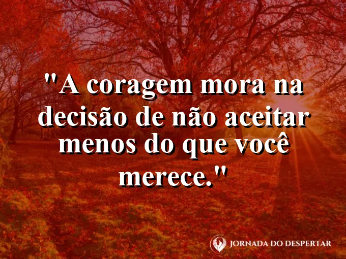 Uma águia voando solitária em um céu de azul intenso.