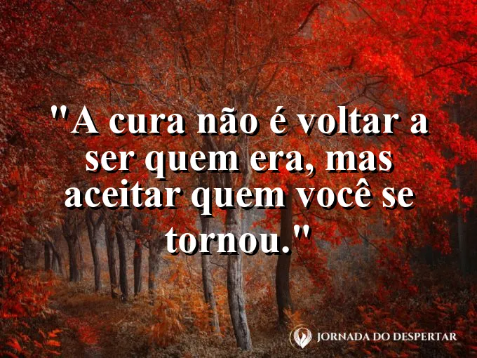 Vaso de barro colado com detalhes em relevo que mostram a reconstrução.