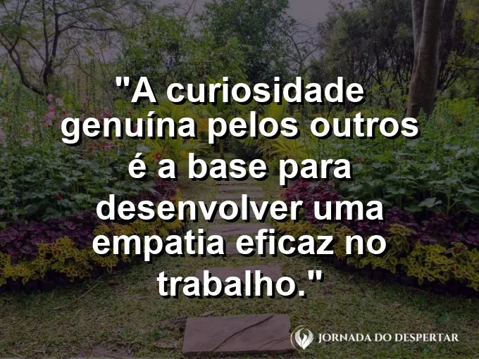 Lupa focada em uma foto de equipe com frase sobre curiosidade e empatia.