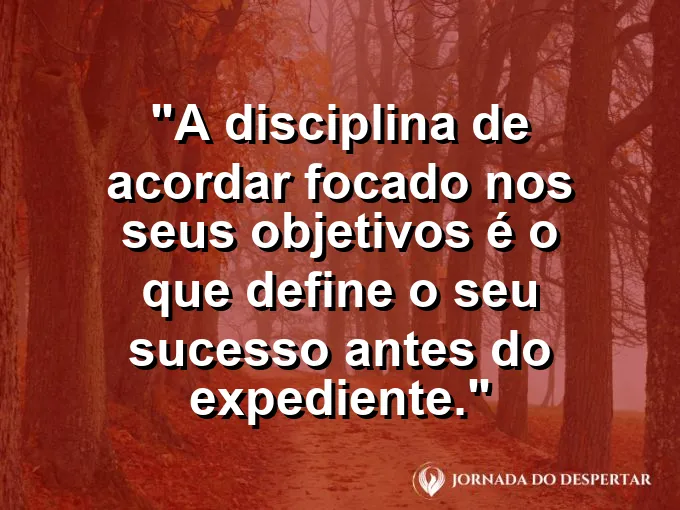 Um sol nascendo atrás de prédios modernos, com uma xícara de café e um caderno de metas em destaque na mesa.