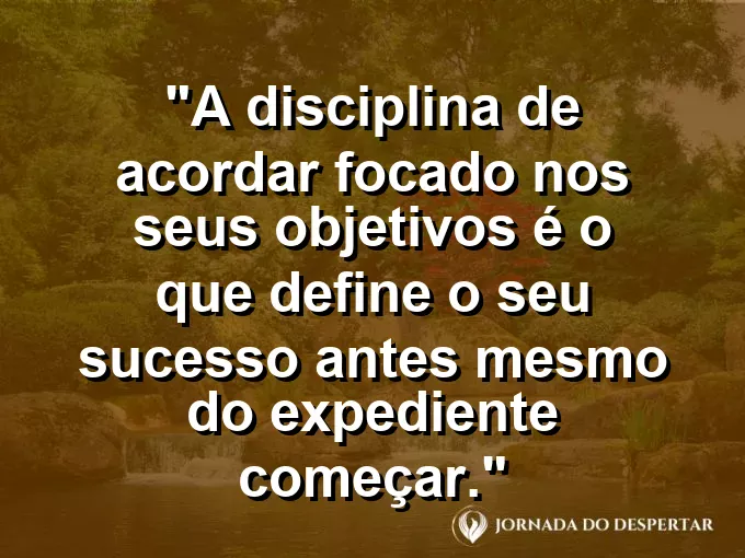 Um sol nascendo atrás de prédios modernos, com uma xícara de café e um caderno de metas em destaque.