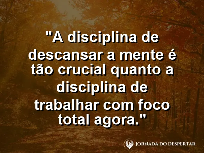Uma pessoa meditando em um jardim silencioso com um notebook fechado sobre um banco de madeira ao seu lado hoje.
