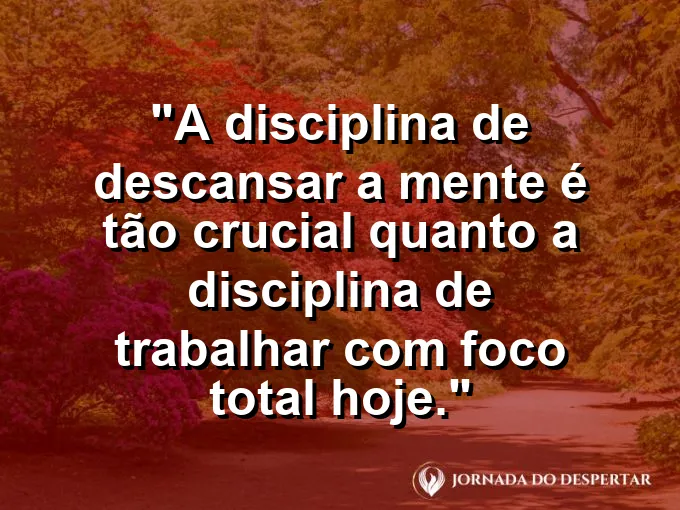 Uma pessoa meditando em um jardim silencioso com um notebook fechado sobre um banco de madeira ao seu lado.