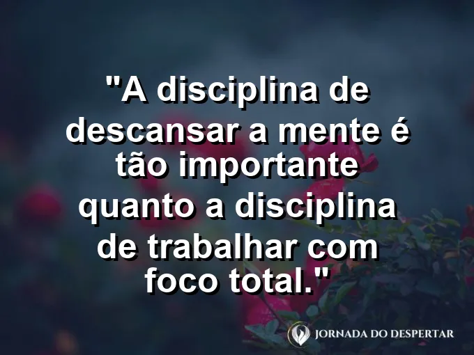 Uma pessoa meditando em um gramado verde e silencioso com o laptop fechado ao seu lado sob o sol quente.