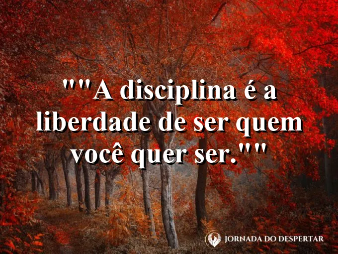 Relógio de pulso clássico sobre uma mesa de escritório limpa.