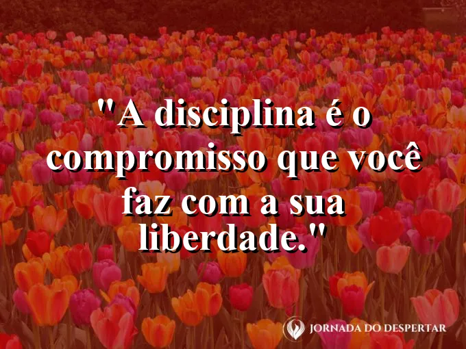 Um par de chaves modernas sobre um balcão de mármore limpo.