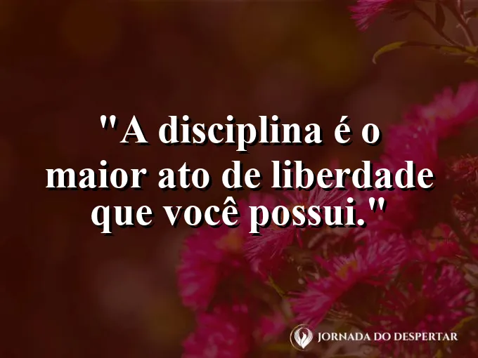 Relógio de bolso clássico aberto sobre uma mesa de madeira.