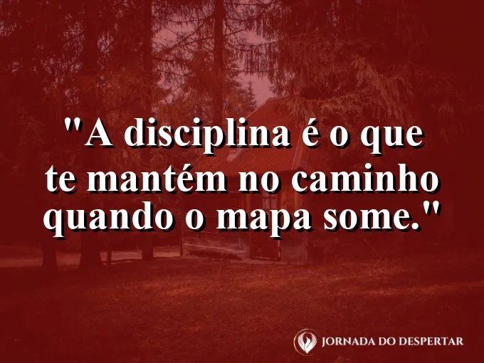 Um farol brilhando em meio a uma neblina densa no oceano.