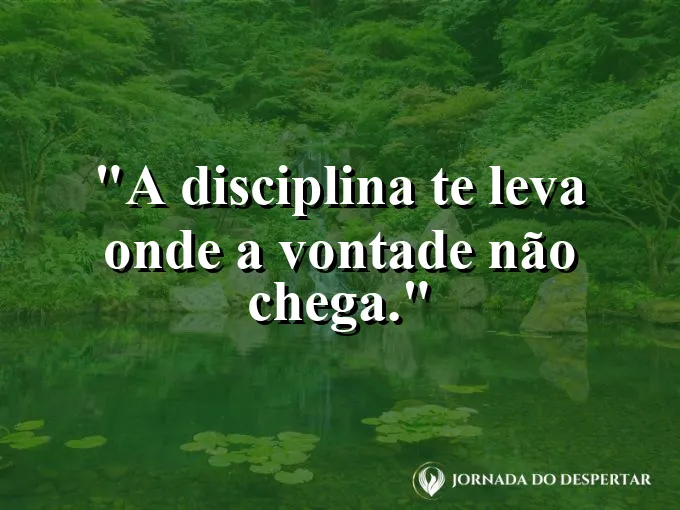 Alguém treinando corrida sob uma chuva leve e constante.