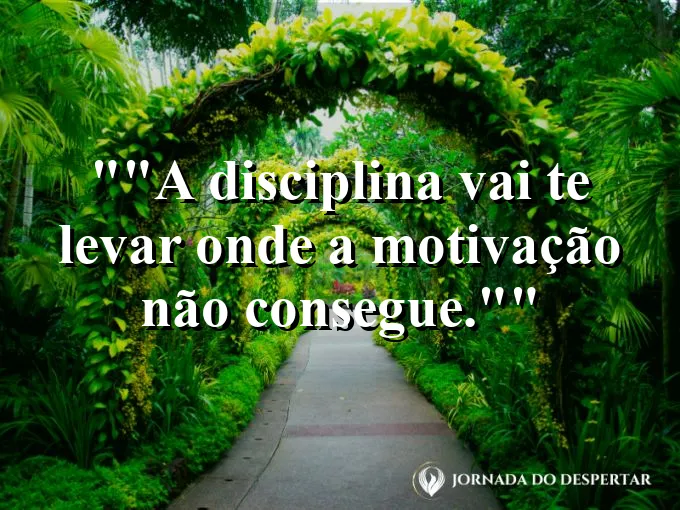 Relógio de pulso e um par de tênis de corrida ao lado.