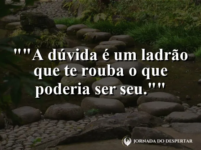 Pessoa parada diante de um salto para o mar.