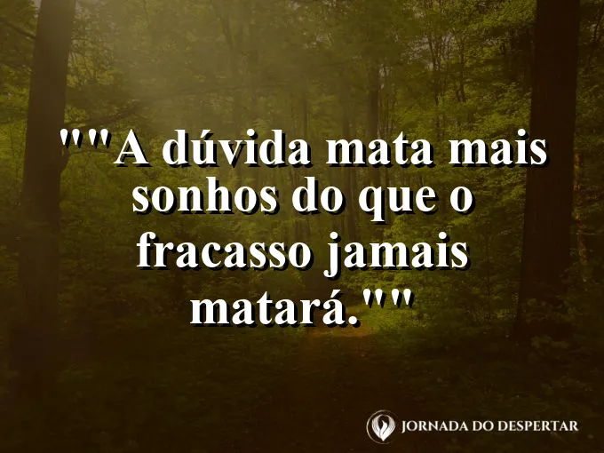 Uma bússola apontando para o norte sobre um mapa antigo.
