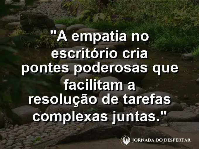Mãos unidas sobre uma mesa de escritório com frase sobre empatia e pontes.