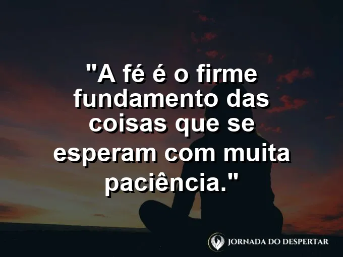 Ponte de madeira em meio à neblina com frase sobre o fundamento da fé.