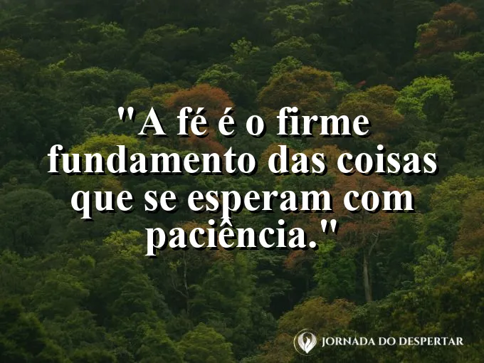 Ponte de madeira em meio à neblina com frase sobre o fundamento da fé cristã.