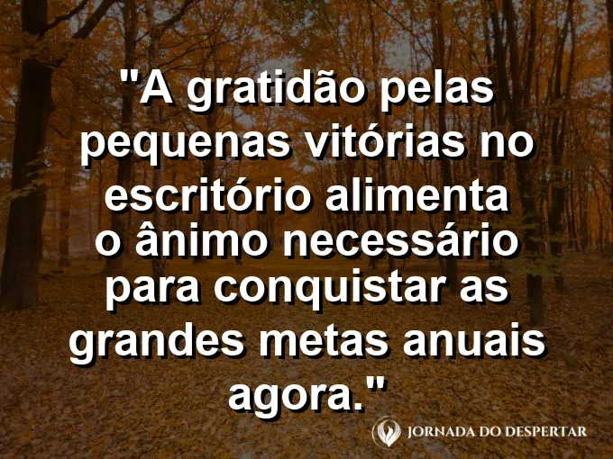 Mãos unidas em um gesto de celebração sobre uma mesa repleta de planos e projetos concluídos com absoluto sucesso.