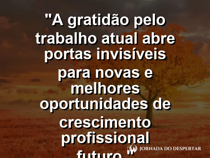 Uma pessoa sorrindo enquanto olha pela janela de um escritório alto durante o nascer do sol em uma cidade grande.