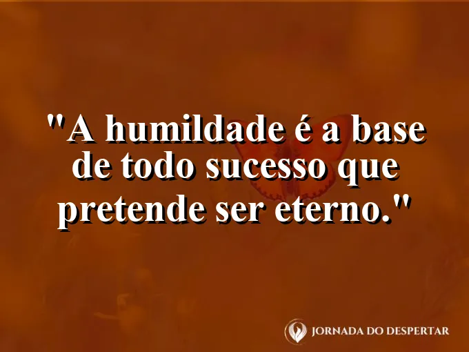 Montanha majestosa com a base coberta por flores simples.