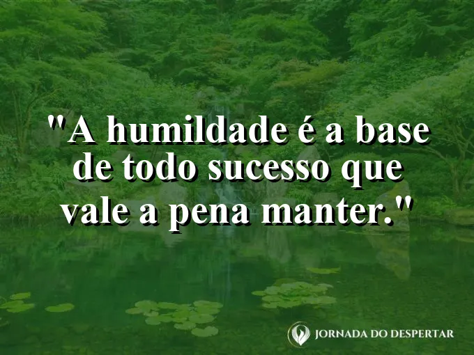Árvore frondosa com raízes aparentes e profundas.
