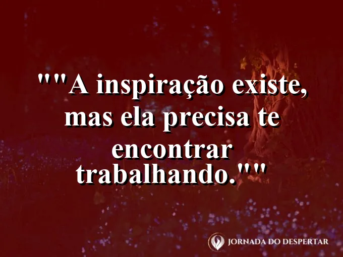 Escrivaninha organizada com ferramentas de trabalho e luz.