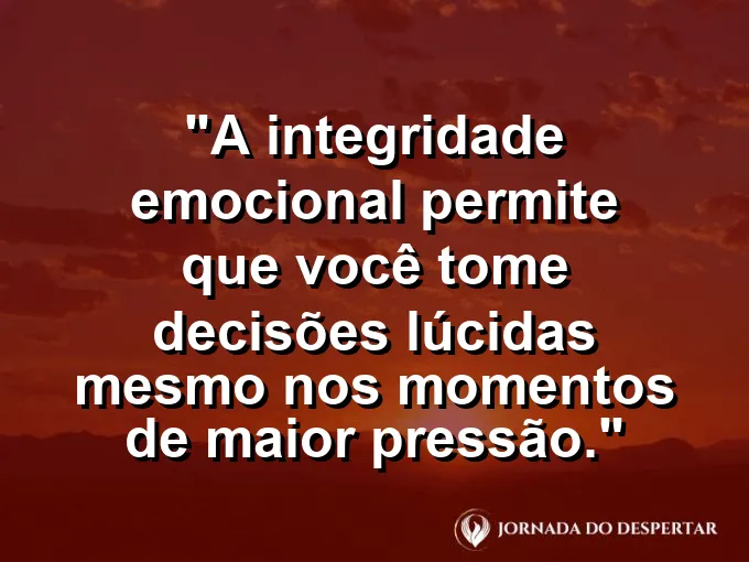 Um farol sólido resistindo às ondas gigantes de um mar revolto durante uma tempestade noturna com raios suaves.