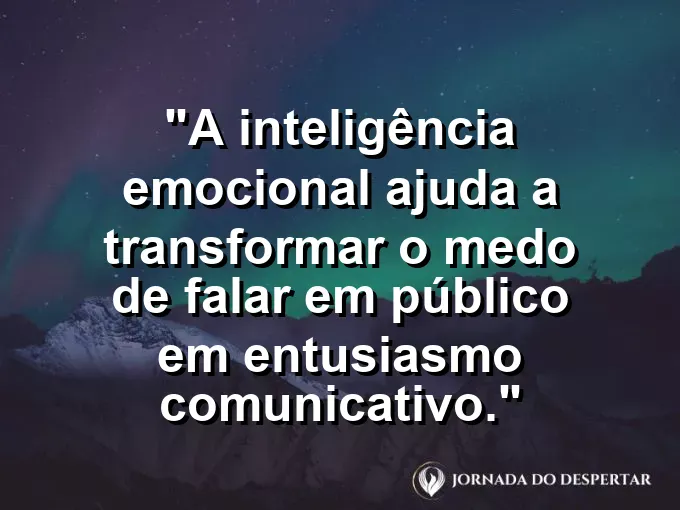 Pessoa em frente a um microfone com luz de palco e frase sobre medo e entusiasmo.