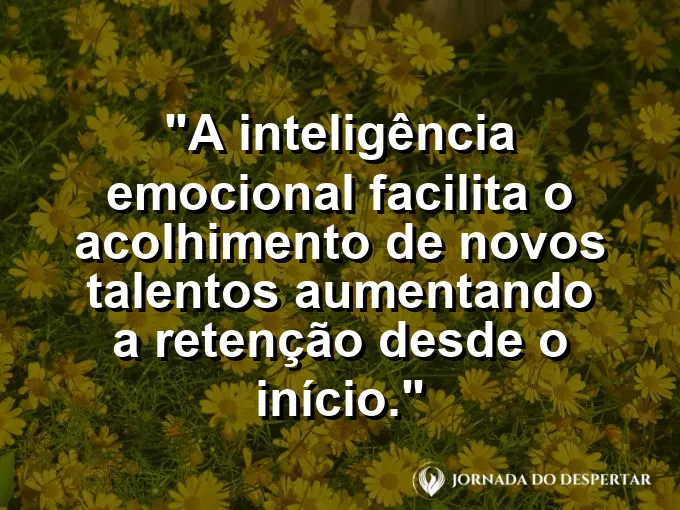 Grupo de pessoas sorrindo para um novo colega que chega com frase sobre acolhimento e talentos.