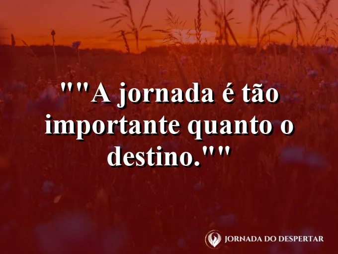 Janela de um trem mostrando uma paisagem montanhosa.