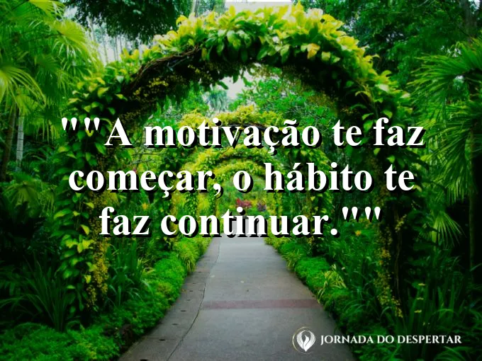 Pessoa escrevendo em um planejador diário com foco.