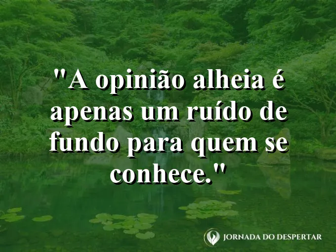 Alguém caminhando com fones de ouvido em uma rua movimentada.