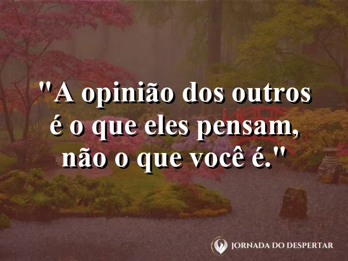 Pessoa caminhando contra o vento em uma praia deserta.