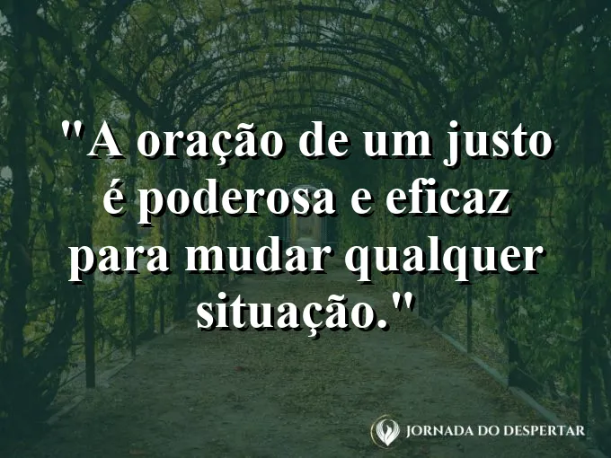 Mãos postas em oração com um feixe de luz descendo sobre elas com fé.