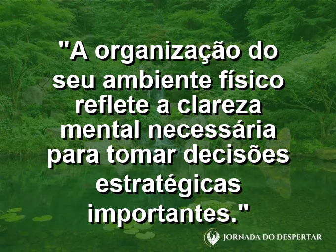 Uma mesa de escritório minimalista com apenas um laptop, um caderno e uma planta pequena e muito verde.