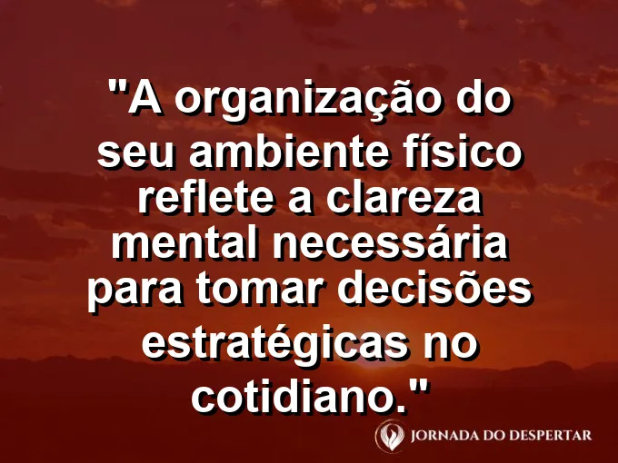 Uma mesa de escritório minimalista com apenas um laptop, um caderno e uma planta pequena e verde.