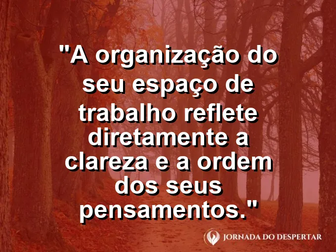 Uma mesa de escritório minimalista com apenas os itens essenciais organizados de forma simétrica e harmônica em um ambiente claro.