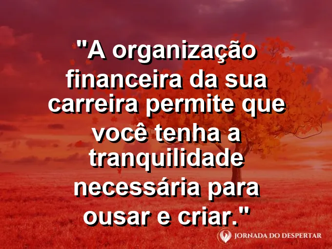 Uma planta crescendo dentro de um vaso de vidro repleto de moedas de ouro sob a luz suave do sol.