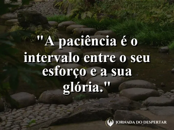 Relógio de areia com areia dourada caindo lentamente sob o sol.
