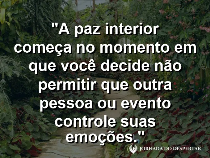 Pessoa meditando em meio a uma cidade movimentada e desfocada.