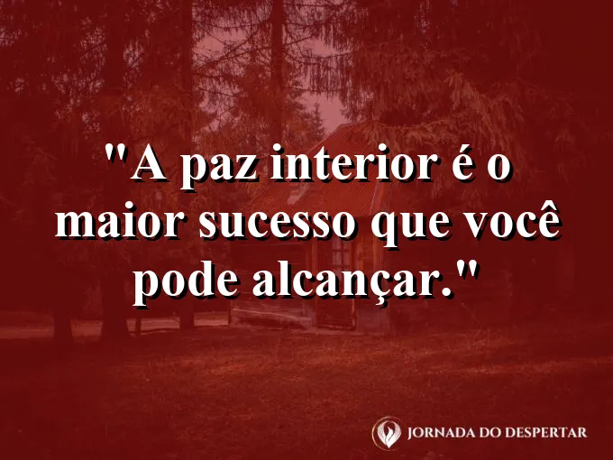 Pessoa sentada em posição de lótus em uma praia ao amanhecer.
