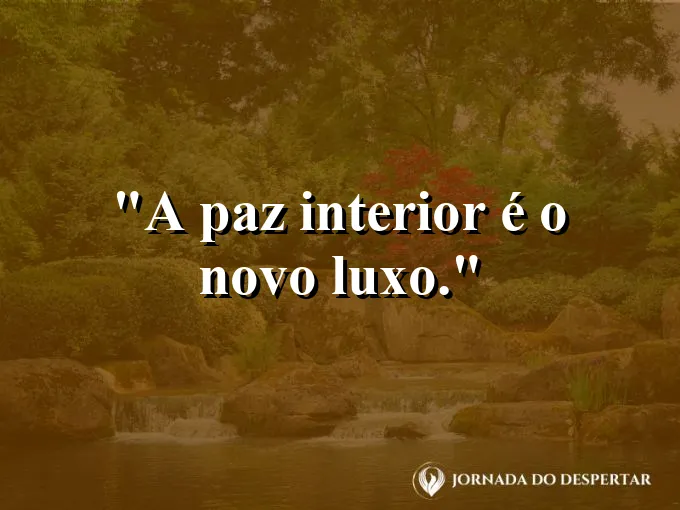 Uma pessoa meditando em frente a uma cachoeira.