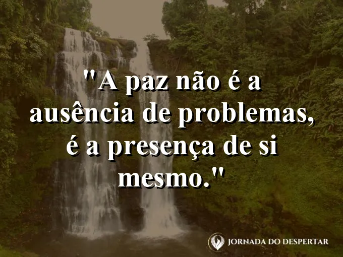 Uma bússola apontando para o norte no meio de uma ventania.