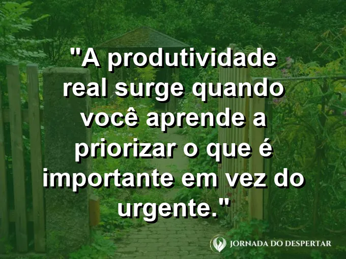 Um relógio de areia dourado ao lado de uma lista de metas curtas e muito bem definidas no escritório.