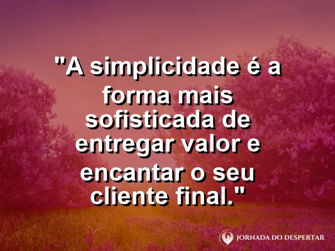 Um presente elegantemente embrulhado em papel branco com uma fita de cetim preta e simples em cima da mesa.