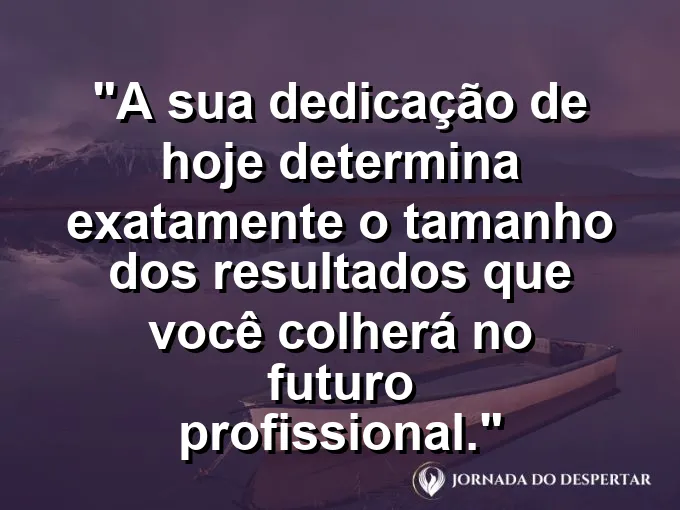 Mãos cuidadosas plantando uma pequena semente em um vaso de cerâmica com terra preta fértil e ferramentas ao lado.